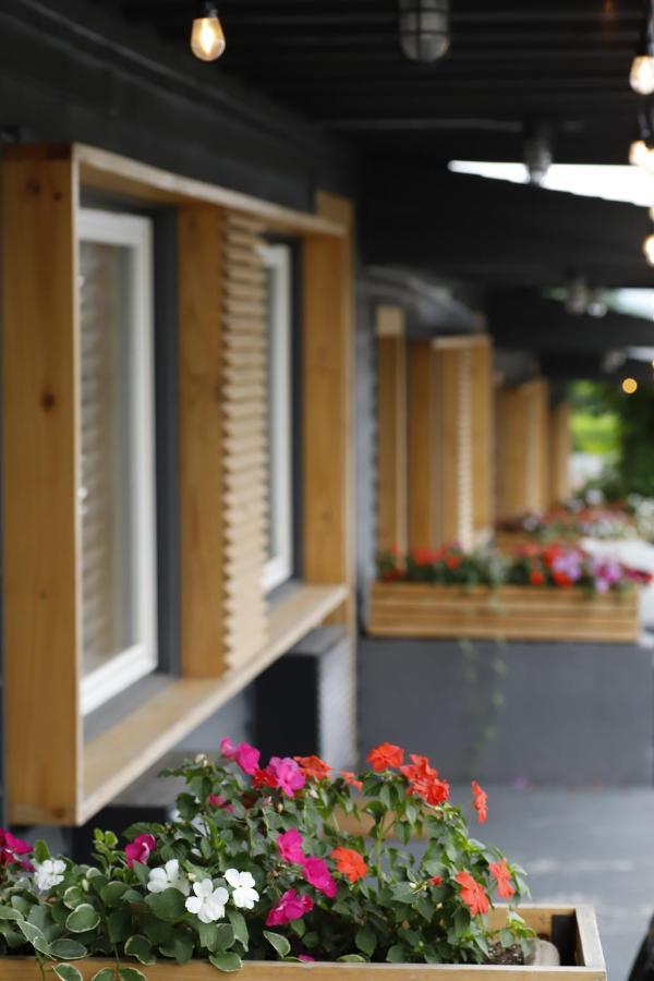 The Vine On Main Motel Stamford Exterior foto